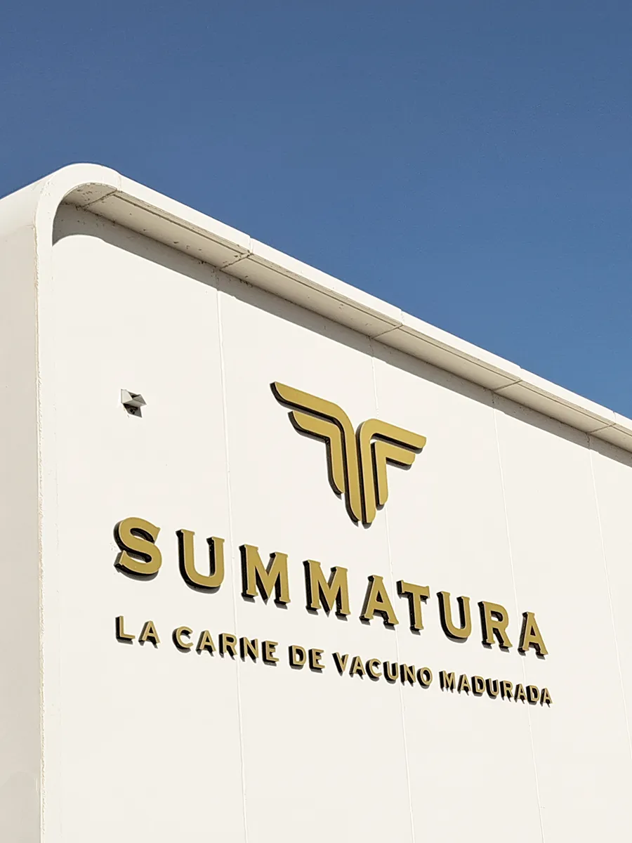 summatura logo en pared principal